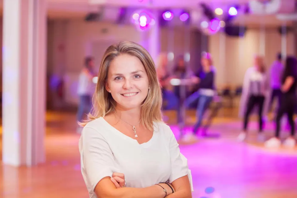Mich selbst hat das Tanzen meine gesamte Kind- und Jugendzeit begleitet. Ich freue mich besonders, meine unterschiedlichen pädagogischen Ausbildungen mit meiner großen Leidenschaft -dem Tanzen- zu verbinden! Christine kannst Du in den Kindertanzkursen und Kindergeburtstagen finden.