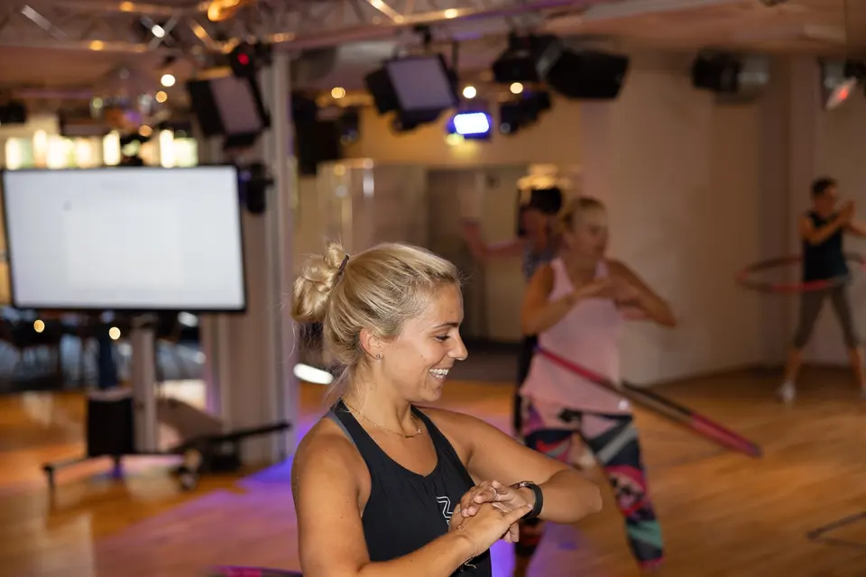 Hula Workout in der Tanzschule