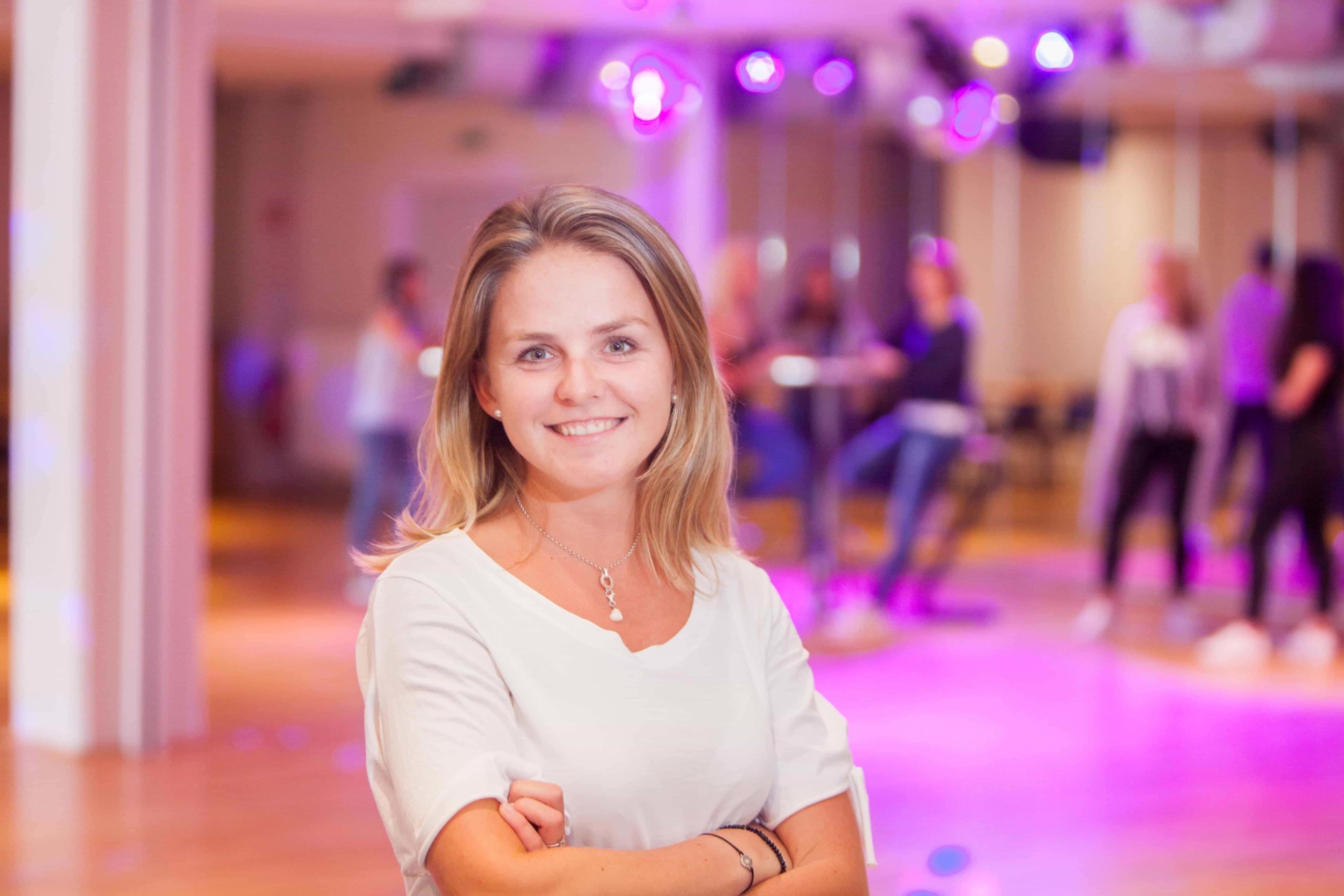 Mich selbst hat das Tanzen meine gesamte Kind- und Jugendzeit begleitet. Ich freue mich besonders, meine unterschiedlichen pädagogischen Ausbildungen mit meiner großen Leidenschaft -dem Tanzen- zu verbinden! Christine kannst Du in den Kindertanzkursen und Kindergeburtstagen finden.