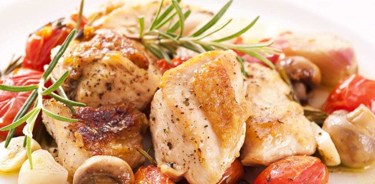 Hähnchenbrustmedaillons mit frischen Champignons und Kräutern in Rahm